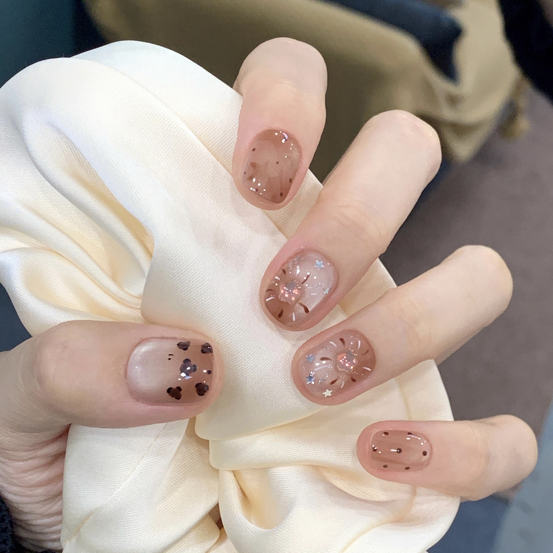 Short brown leopard and star press-on nails